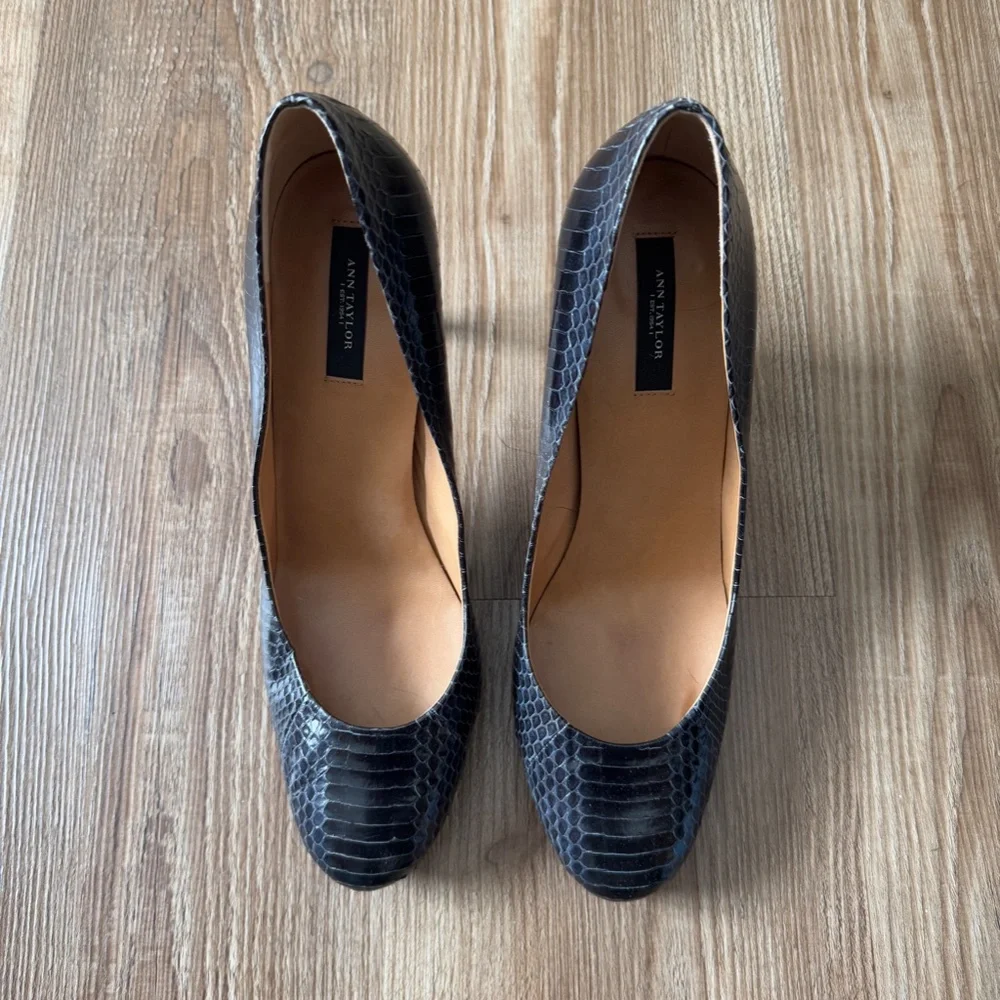 Like New! Ann Taylor Black Real Leather 3.5" Closed Toe Heels - 10 - Picture 3 of 5